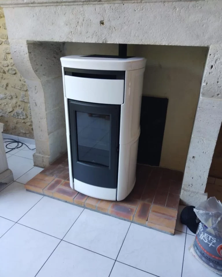 Poêle à granulés posé à Guîtres par Le Cœur du Foyer, showroom à Libourne